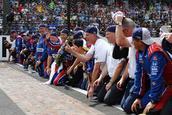 Takuma Sato, Andretti Autosport Honda kisses the bricks with his team