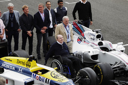 Sir Frank Williams, Patrick Head, a Williams FW40 and FW11 Honda. Behind, Damon Hill, Nico Rosberg, David Coulthard, Pastor Maldonado, Karun Chandhok and Alex Wurz