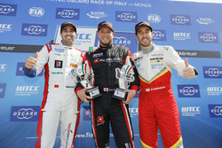 Trophy Podium: le premier Rob Huff, All-Inkl Motorsport, Citroën C-Elysée WTCC, le deuxième Mehdi Bennani, Sébastien Loeb Racing, Citroën C-Elysée WTCC, le troisième Esteban Guerrieri, Campos Racing, Chevrolet RML Cruze TC1