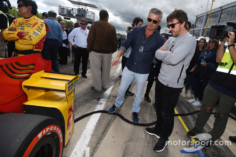 A preparação começou de imediato. Ainda em abril, Alonso acompanhou de perto a etapa do Alabama para entender melhor o método de trabalho da Indy. Seu auxiliar a todo momento foi o veterano Gil de Ferran.