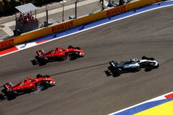 Valtteri Bottas, Mercedes AMG F1 W08; Sebastian Vettel, Ferrari SF70H; Kimi Räikkönen, Ferrari SF70H