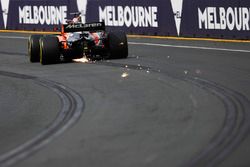 Fernando Alonso, McLaren MCL32, fait des étincelles