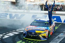 Race winner Kyle Busch, Joe Gibbs Racing Toyota