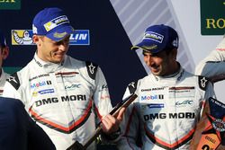 Подиум: обладатели второго места Нил Джани, Андре Лоттерер и Ник Тэнди, Porsche Team