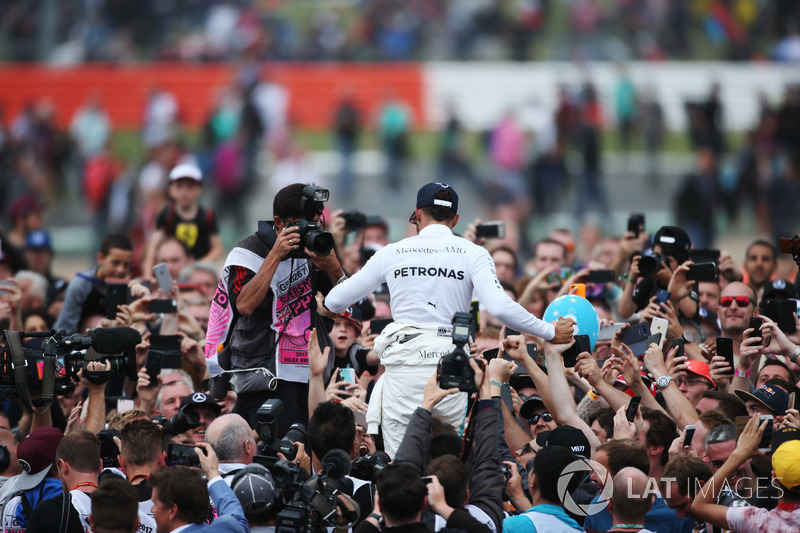 1. Lewis Hamilton, Mercedes AMG F1, mit Fans