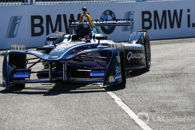 Chris Hemsworth conduce el Formula E car