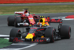 Max Verstappen, Red Bull Racing RB13, Sebastian Vettel, Ferrari SF70H