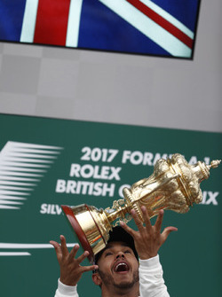 Podio: Ganador de la carrera Lewis Hamilton, Mercedes AMG F1, deja caer el trofeo en el aire