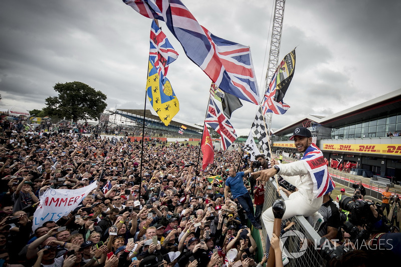 El ganador Lewis Hamilton, Mercedes AMG F1 con los fans