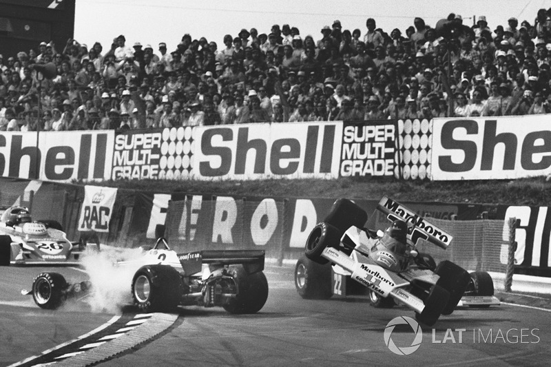 L'incidente tra Clay Regazzoni, Ferrari 312T2 e James Hunt, McLaren M23