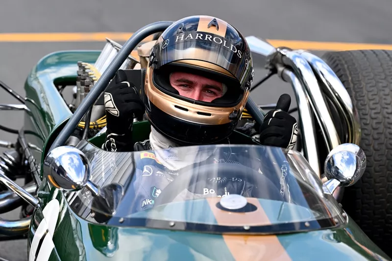 Sam Brabham pilote une Brabham BT-19 sur circuit