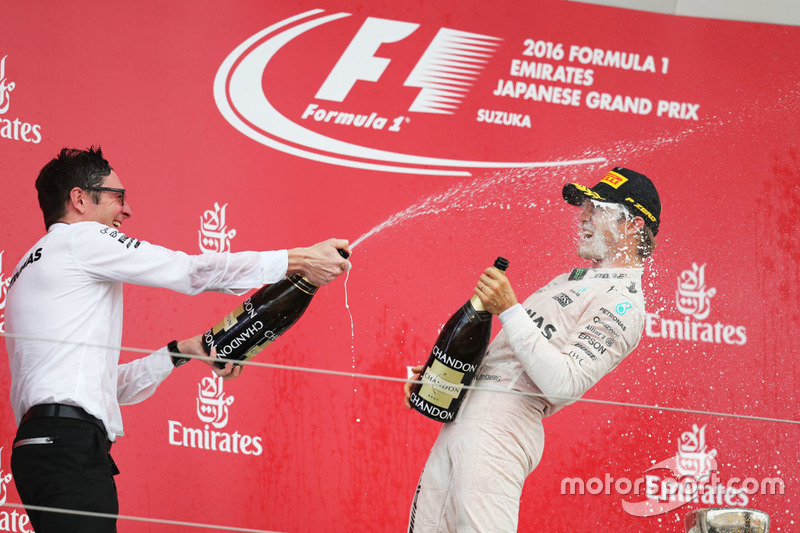 Podium: ganador, Nico Rosberg, Mercedes AMG F1 y Andrew Shovlin, Mercedes AMG F1