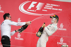 Podium: ganador, Nico Rosberg, Mercedes AMG F1 y Andrew Shovlin, Mercedes AMG F1