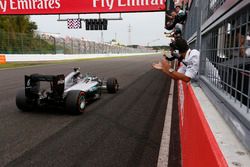 Race winner Nico Rosberg, Mercedes AMG F1 W07 Hybrid