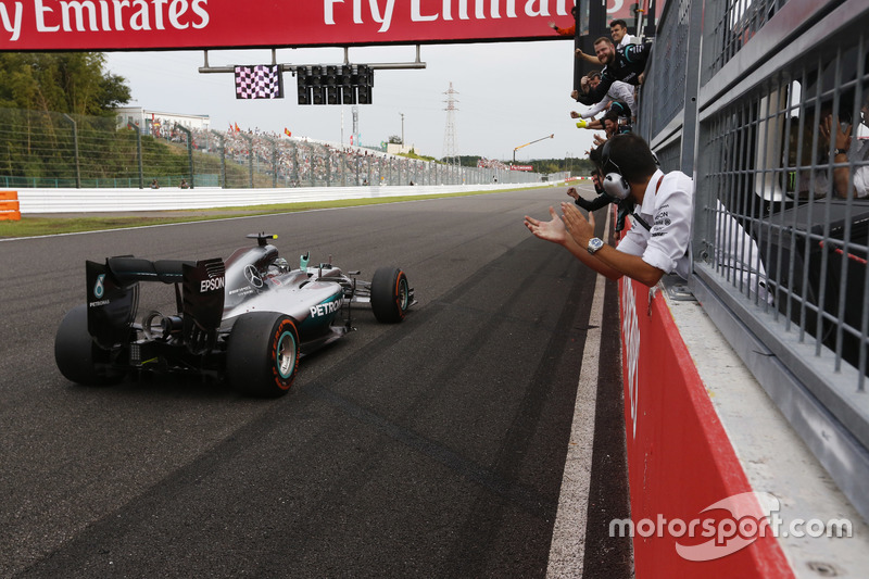 Race winner Nico Rosberg, Mercedes AMG F1 W07 Hybrid