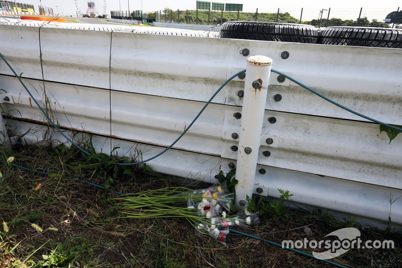 Blumen für Jules Bianchi am Rand der Strecke