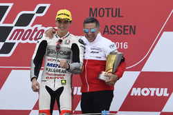 Podium: pemenang Francesco Bagnaia, Aspar Team Mahindra bersama Jorge Martin