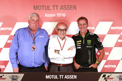 Mike Trimby, IRTA-Geschäftsführer; Carmelo Ezpeleta, Dorna-Chef; Hervé Poncharal, IRTA-Präsident und Tech-3-Teamchef