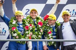 LMP2-Podium: 3. #37 SMP Racing, BR01 Nissan: Vitaly Petrov, Viktor Shaytar, Kirill Ladygin mit Teamb