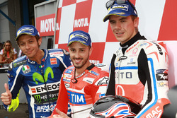 Le poleman Andrea Dovizioso, Ducati Team, le deuxième Valentino Rossi, Yamaha Factory Racing, et le troisième Scott Redding, Pramac Racing