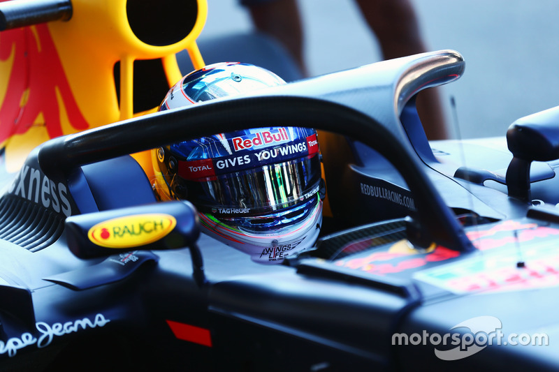 Daniel Ricciardo, Red Bull Racing RB12 running the Halo cockpit cover