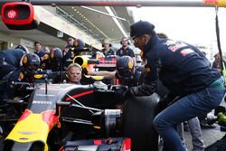 Daniel Ricciardo, Red Bull Racing beim Boxenstopptraining mit dem Team