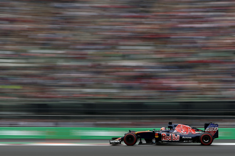 2016 год. За рулем болида Toro Rosso STR11 на второй пятничной тренировке