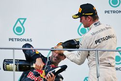 Le vainqueur Daniel Ricciardo, Red Bull Racing fête sa victoire sur le podium avec le troisième, Nico Rosberg, Mercedes AMG F1