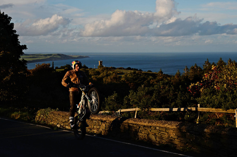 Dougie Lampkin recorre la Isla de Man sobre una rueda