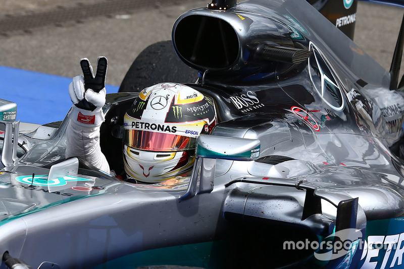 Winner Lewis Hamilton, Mercedes AMG F1 W07 Hybrid in parc ferme