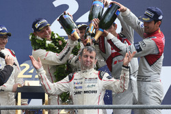 Yarış galibi #2 Porsche Team Porsche 919 Hybrid: Romain Dumas, Neel Jani, Marc Lieb