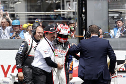 Казуки Накаджима, #5 Toyota Racing Toyota TS050 Hybrid и Роб Леубен, Toyota Motorsport после финиша