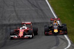 Sebastian Vettel, Ferrari SF16-H et Daniel Ricciardo, Red Bull Racing RB12 en lutte pour une position