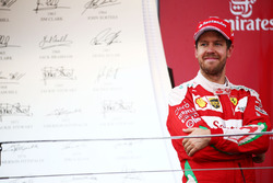 Sebastian Vettel, Ferrari festeggia il suo secondo posto sul podio