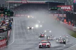 Güvenlik aracının arkasında start: #2 Porsche Team Porsche 919 Hybrid: Romain Dumas, Neel Jani, Marc