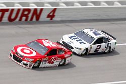 Kyle Larson, Chip Ganassi Racing, Chevrolet; Brad Keselowski, Team Penske, Ford