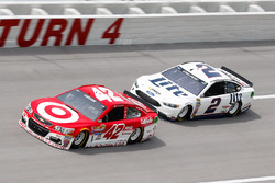 Kyle Larson, Chip Ganassi Racing, Chevrolet; Brad Keselowski, Team Penske, Ford
