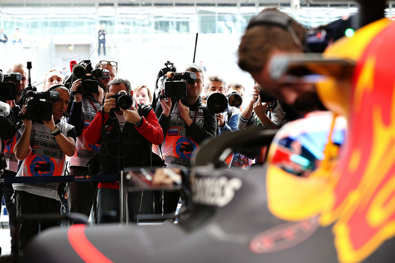 La folla dei media intorno a Daniel Ricciardo, Red Bull Racing RB12 con il parabrezza