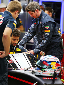 Daniel Ricciardo, Red Bull Racing RB12 with the Aero Screen