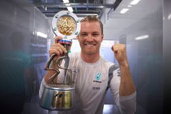 Winner Nico Rosberg, Mercedes AMG F1 Team with the trophy