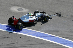 Esteban Gutierrez, Haas F1 Team VF-16 crash at the start