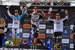 Podio de MXGP: Tony Cairoli, Tim Gajser y Maximilian Nagl