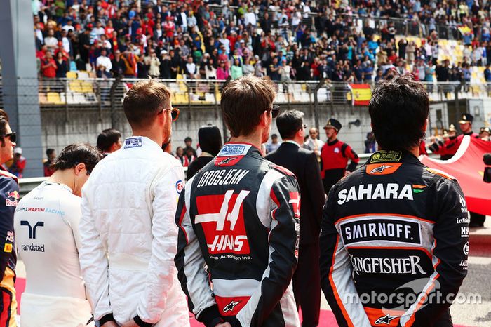 Los pilotos en la parrilla observa el himno nacional