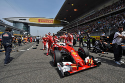Sebastian Vettel, Ferrari SF16-H on the grid