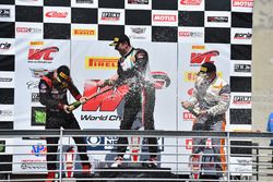 Podio GTA: ganador Martin Fuentes, Scuderia Corsa, segundo lugar Michael Schein, Wright Motorsports,