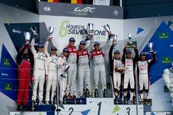 Podium: racewinnaars Marcel Fässler, Andre Lotterer, Benoit Tréluyer, Audi Sport Team, tweede plaats