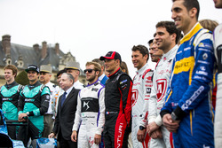 I piloti posano con la livrea iceberg sulla vettura di Formula E che sarà messa all'asta per raccogl