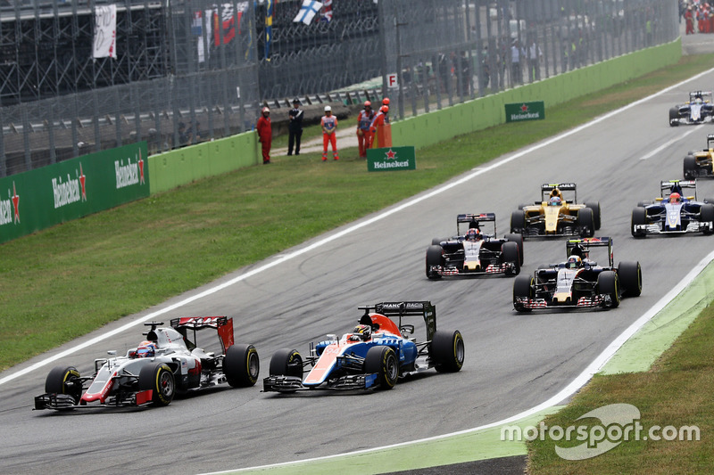 Romain Grosjean, Haas F1 Team VF-16 and Pascal Wehrlein, Manor Racing MRT05