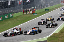 Romain Grosjean, Haas F1 Team VF-16 and Pascal Wehrlein, Manor Racing MRT05