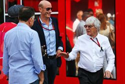 Bernie Ecclestone con Donald Mackenzie, CVC Capital Partners gestión socio, Co jefe de inversiones g